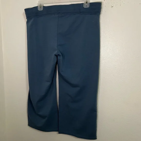 NWT BCBG Y2K max azria sequin detailed capri length sweatpants - Picture 6 of 6